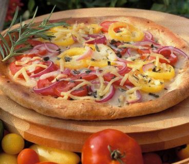 Летняя пицца с овощами и колбасой